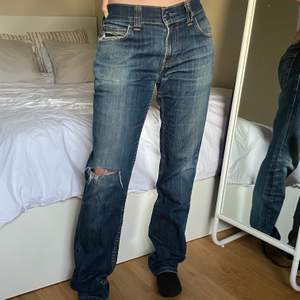 Har massvis med vintage levis jeans i profilen! Dessa är 511. Jag är 160 och som ni ser är de oversized! Skicka dm för mått! 
