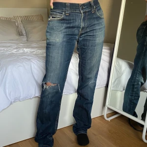Vintage Levis jeans - Har massvis med vintage levis jeans i profilen! Dessa är 511. Jag är 160 och som ni ser är de oversized! Skicka dm för mått! 