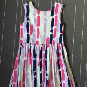 Färgglad klänning - Köpt från Hm i storlek 140, 9-10 år, väldigt färgglad och använd ett flertal gånger vid kalas, inte jätte stretchight material, superfin i ryggen!!