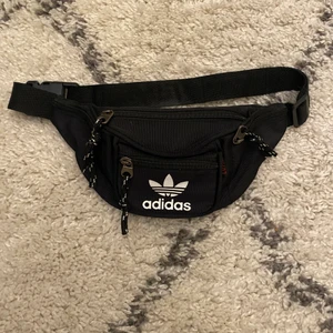 Midjeväska adidas  - Midjeväska från adidas, knappt använd och i fint skick. Kommentera för frågor och skriv för fler bilder💕 Pris går alltid att diskutera men frakten ingår ej!🦋 