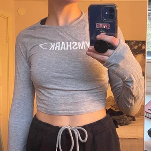 Långärmad tröja gymshark - Croppad långärmad träningströja från gymshark. Knappt använd. Snören tillhör tröjan och ingår 