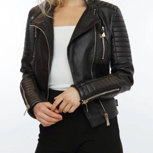 Chiquelle skinnjacka - Storlek 38, inga hål eller skador. Har knappt använt jackan och inte på ett tag heller. Hör av er om ni är intresserade!