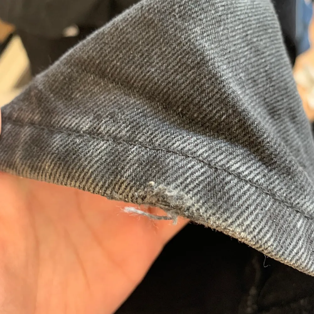 Säljer för jag har för många jeans. Den enda riktiga defekten är sista bilden, men även att de är lite urtvättade (endast tvättar dem en gång). De ser mycket gråare ut på sista bilden än vad dem egentligen är. Skriv privat för fråga eller så.. Farkut & Housut.