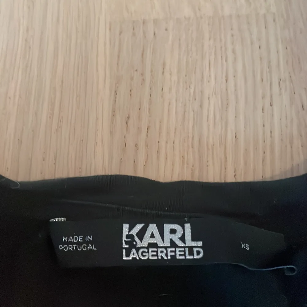Karl lagerfeldt t-shirt storlek s. Karl är dekorerad med strass glasögon. . T-shirts.