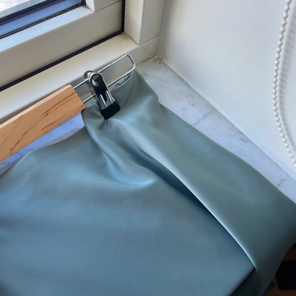 En glättad/silkes kjol i en superfin grönblå färg från NA-KD💚 kjolen är i midi-modell. Kjolar.