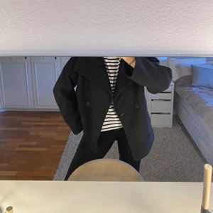 Kort kappa från NAKD - Superfin populär kort kappa i storlek 36. Slutsåld på hemsidan. Säljer pågrund av att jag har dubbla par och använder en annan storlek. Startbud är 900 kr