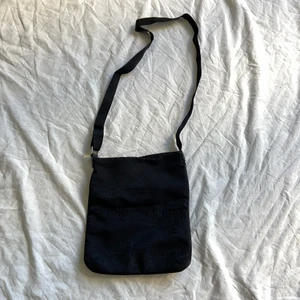 axelremsväska  - läs allt innan du frågar!🤍 buda i dm! axelremsväska köpt second hand. skick 10/10. mått under ”storlek”