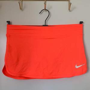 Orange-pink nike tennisskirt, size XS. Tight och kort tenniskjol med shorts under. 