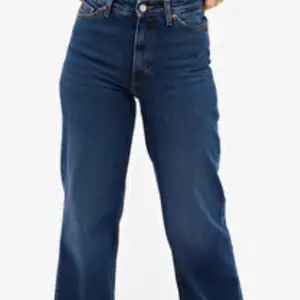 Hej! Säljer dessa monki Yoko jeans som jag användt max 5 ggr! Köpt för ett tag sen men känner att det inte riktigt är min stil längre. De är lite slitna där nere, skriv för bilder❤️
