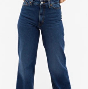 Monki Jeans - Hej! Säljer dessa monki Yoko jeans som jag användt max 5 ggr! Köpt för ett tag sen men känner att det inte riktigt är min stil längre. De är lite slitna där nere, skriv för bilder❤️