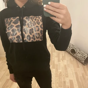Hoodie - Säljer den här fina Hoodie från Thecoolelephant som är i fint skick köpt för 600 