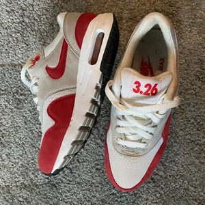 Nike Air Max 1 - Använt dessa 2 gånger men är tyvärr för små. Storleken är 37,5, är väldigt bekväma och snygga. Skicket är som nya!(Kan posta dom men du får stå för frakten)