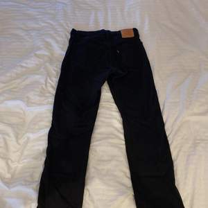 Svarta 501 Levis jeans köpta för inte så länge sedan knappt använda. Är 173 med långa ben och de slutar lite för kort på benen enligt mig.