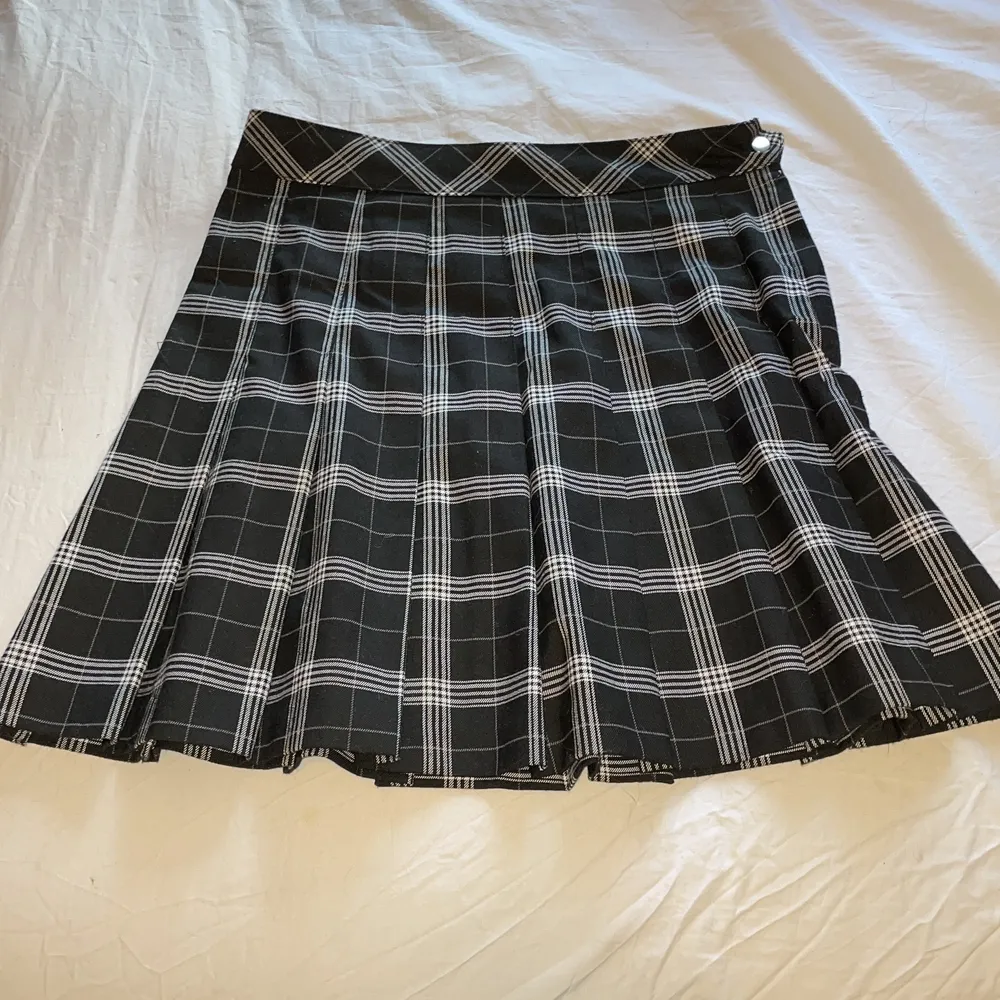 En kjol från hm som jag köpte för 200kr den finns inte kvar i butik tror jag köpte den förra året. Säljer denna för att det inte är min stil längre. Tvättas såklart innan jag skickar den. Storlek 36 ungefär storlek S. ⚠️katt finns i hemmet⚠️. Kjolar.