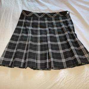 En kjol från hm som jag köpte för 200kr den finns inte kvar i butik tror jag köpte den förra året. Säljer denna för att det inte är min stil längre. Tvättas såklart innan jag skickar den. Storlek 36 ungefär storlek S. ⚠️katt finns i hemmet⚠️