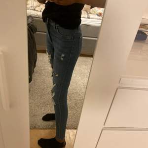 Ett par slitna tighta jeans ifrån H&M.