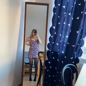 Klänning - Blommig klänning från H&M, väldigt skön och smickrande. Krymper lite efter tvätt men töjs ut snabbt vid användning. Finns i Luleå så kan mötas upp eller skickas för fraktkostnad.