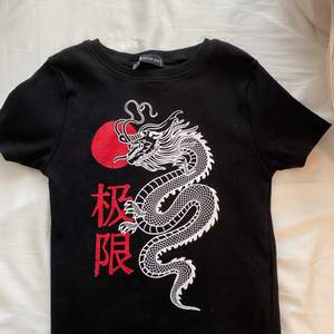 Snake T-shirt från new yorker i storlek xxs (passar även en xs), aldrig använd heller och säljer den för 80kr