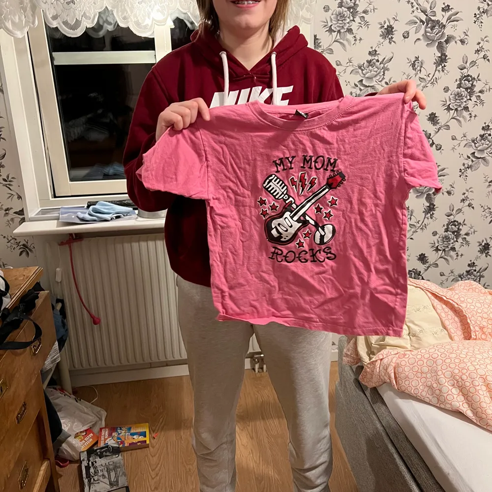 Säljer då denna t-shirt för jag växte ur den. Väldigt fint skick storlek 150/160. Skriv för intresse♥️. T-shirts.