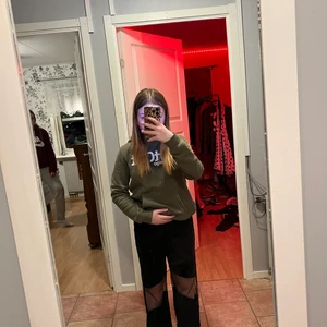 Byxor  - Säljer nu dessa byxor från SHEIN då jag aldrig använder dom. Dom sitter väldigt löst på bena och har nät vid knäna. Dom är väldigt bekväma. Det är storlek XS men skulle nog passa en S eller M. Säljer då för 40kr för jag använt dom Max 1 dag. Nypris runt 150kr. Skriv om intresse💘