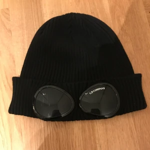 Cp Company mössa - Säljer nu min mössa som jag har köpt i NK för 1100kr för cirka 3månader. Kan mötas upp i Stockholm lijeholmen