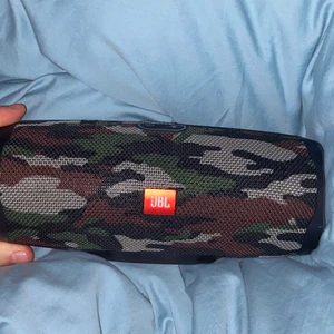 Högtalare  - JBL högtalare använd men bra :) i camoflage färg. 