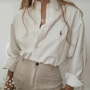 PINK RALPH LAUREN BUTTON UP - Säljer denna fina skjorta från Ralp Lauren, samma modell (slimfit) som på bilden men i LJUSROSA. Är i ett mycket gott skick, därav använt fåtal gånger. strl XL W, startpris 550kr + frakt, pris kan disskuteras! Hör av er om eventuella frågor💕