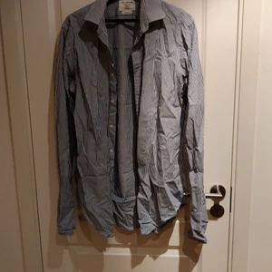 Thrifted buttoned up shirt  - Second hand tröja med vita och blåa stripes. 