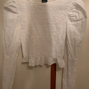 Vit topp - Säljer denna söta topp då den inte kommer till användning längre. 200+frakt❤️‍🔥