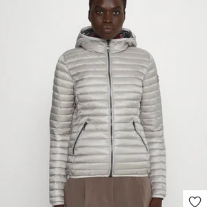 Colmar dunjacka  - Säljer min ljusgråa / silvriga dunjacka / vinterjacka / höstjacka ifrån Colmar i storlek M / medium / 38 men passar även en S / Small / 36   Har även använt denna som skidjacka vilket funkat superbra!  90% dun 10% fjädrar  Ord pris: 3795 SEK