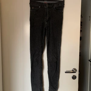 Svarta slim jeans - Black skinny stretchy jeans, i strl 24/32. Extremt bekväma och sitter snyggt på.