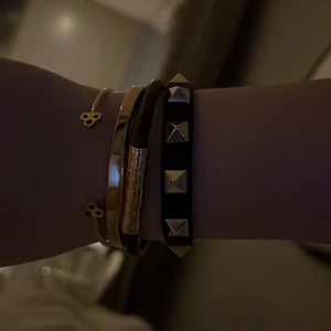 svart valentino armband i toppskick 🙏🏼🙏🏼🙏🏼 - inga synliga defekter och i 100% toppskick!! Inte använt så mycket!💕💕💕💕minsta jag släpper till är 1000kr!😘