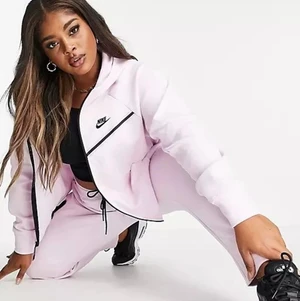 Nike tech  - Säljer min fina nike tech set då den tyvärr inte var min stil o inte kommit till användning :/ köptes för drygt en mån sen och kommit till användning 3 ggr! Nyskick. Kom med prisförslag, köptes för ca 2,2. Passar mig som oftast har S-M❤️