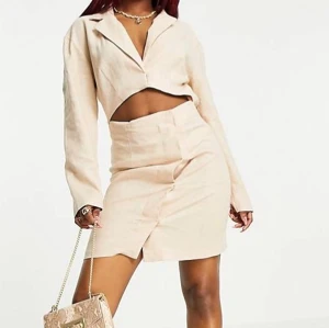 Super fin klänning - Säljer denna sjukt fina klänning!! Endast använd 1 gång, super fint skick!😇 storlek 38 men passar även 36 vilket jag brukar ha!