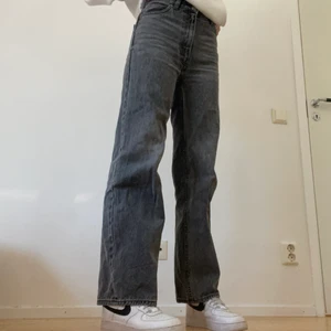 Monki grå wide jeans - Säljer dessa skitsnygga jeans då de inte används lika mycket längre. Jag är 170 cm lång och på mig har de hög midja med vida ben. Nypris 400kr. 