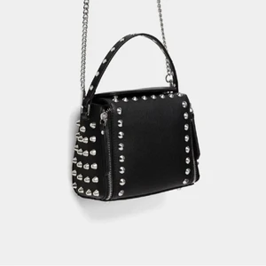 nitväska  - Säljer denna supersnygga nitväska som är slutsåld på zara💞 ( lånade bilder) kontakta för egna bilder.HAR BUD PÅ 410kr