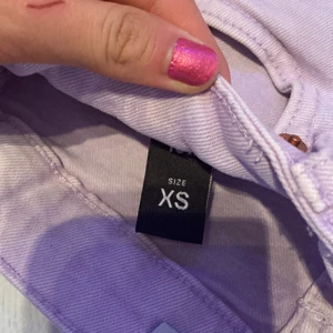 Lila jeans från Lager 157 - Ett par lila jeans från Lager 157. Köparen står för frakten, kan också mötas upp i Täby eller Åkersberga❤️ 