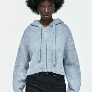 Zara stickad hoddie - Säljer denna super fina hoddie som jag tyvärr inte jag någon användning för längre då den inte är min stil☹️💕