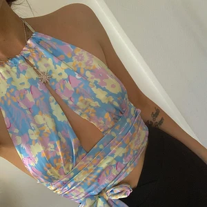 Somrig festtopp - En somrig och fin festtopp, öppen rygg. Passar xs-s