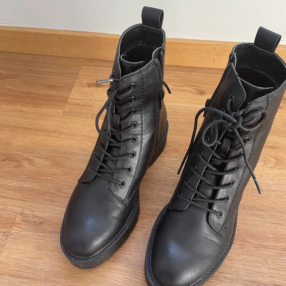 säljer mina snygga boots för att dom tyvärr aldrig kommer till användning… Använda Max 1 gång. 💓 Säljer för 130 inklusive frakt eller att vi möts upp i Växjö . Skor.