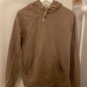 Hoodie strl XS - Brun hoodie i strl XS. Använd 2-3 gånger, därav fint skick. Kan även fraktas.