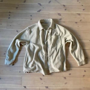 Fluffig skjorta / kofta - Oversize skjorta/kofta från weekday. Supermjuk och sitter jättesnyggt! Nypris 500kr