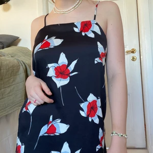 Blommig klänning - En unik Superfin miniklänning från monki! Storleken är 34, den är inte alls genomskinlig och väldigt bekväm att slänga på närsom