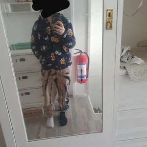 Sip up hoodie Strl XS - Sip up hoodie i bra skick. Mörkt båt med rosa och orange blommor på. Betala med swish