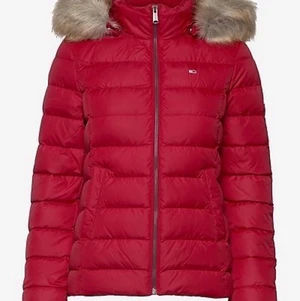 Tommy Hilfiger Jacka - Helt ny jacka från märket Tommy Hilfiger i färgen vinröd ”WINE RED”  Jackan är helfodrad och luvan är avtagbar. Endast använd 3 gånger. Storlek M Köpt för 1500kr. Ord 2600kr. Länken finns nedan:  https://www.booztlet.com/se/sv/tommy-jeans/tjw-basic-hooded-dow_26385199