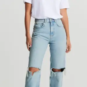 Säljer dessa super fina och trendiga jeansen från Gina Tricot i modellen 90s high waist jeans. Använda fåtal gånger och är därför i nyskick. Köparen står för frakten. Kontakta mig för fler bilder💞💞 Nypris:600kr