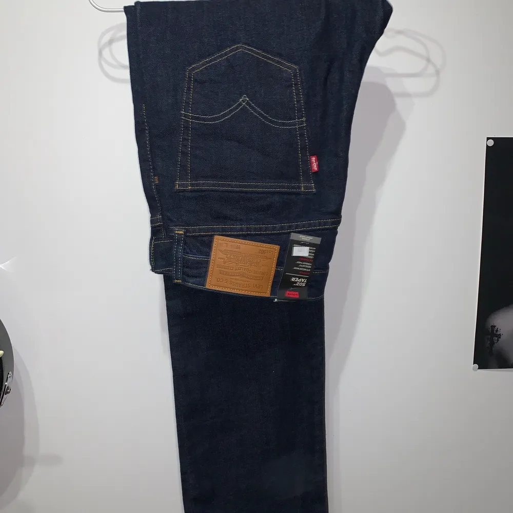 3 jeans, ett par sprillans nya Levis jeans, passar 32/34. ett par Eagle jeans storlek 58. ett par Kirkland jeans passar 32/32. Säljer alla men kan sälja separat. Jeans & Byxor.