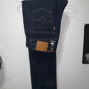 3 par jeans - 3 jeans, ett par sprillans nya Levis jeans, passar 32/34. ett par Eagle jeans storlek 58. ett par Kirkland jeans passar 32/32. Säljer alla men kan sälja separat