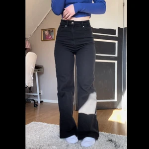 Svarta jeans - Höga svarta jeans! I ett stretchigt material💗 de är i nyskick men använda några gånger💗 skriv bara om du undrar något 