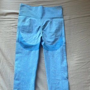 Tränings byxor  - Helt nya ljus blåa tränings byxor, bara använda 1 gång. Söker för dom är för små för mig. Storlek XS. Köparen står för frakten 